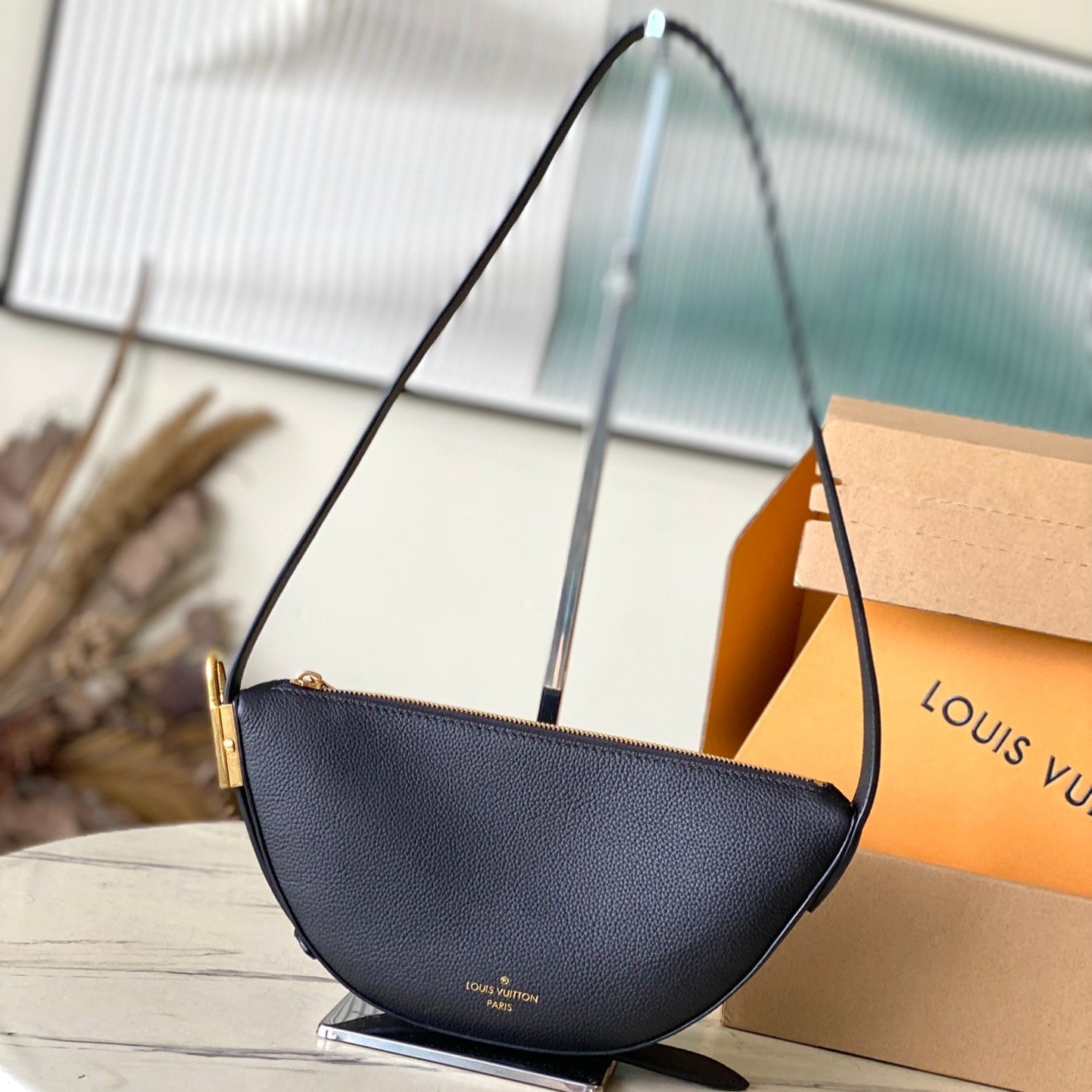 SAC BANANE 28 EN CUIR DE VEAU NOIR BOUCLE OR
