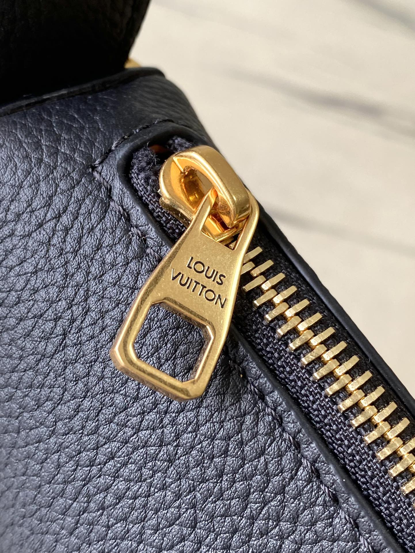 SAC BANANE 28 EN CUIR DE VEAU NOIR BOUCLE OR