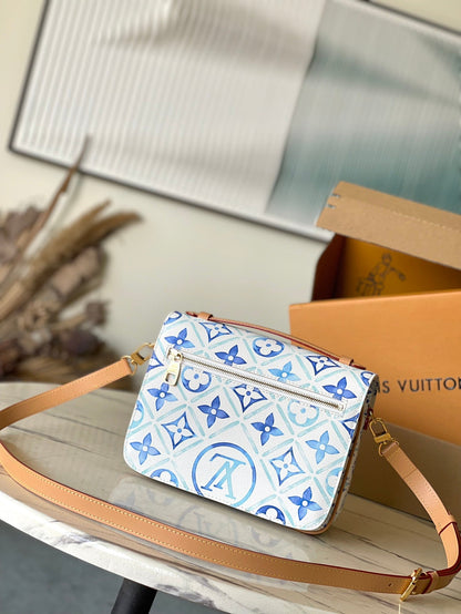 POCHETTE MÉTIS 25 EN CARREAUX MONOGRAMME BLEU LAGON TOILE QUINCAILLERIE DORÉ
