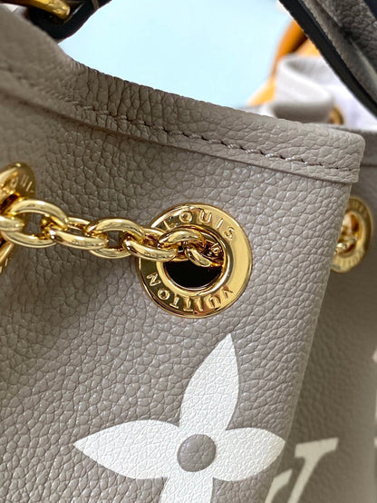 ENSEMBLE 28 EN TOURTERELLE BLANC MONOGRAMME CUIR EMPREINTE QUINCAILLERIE DORÉ