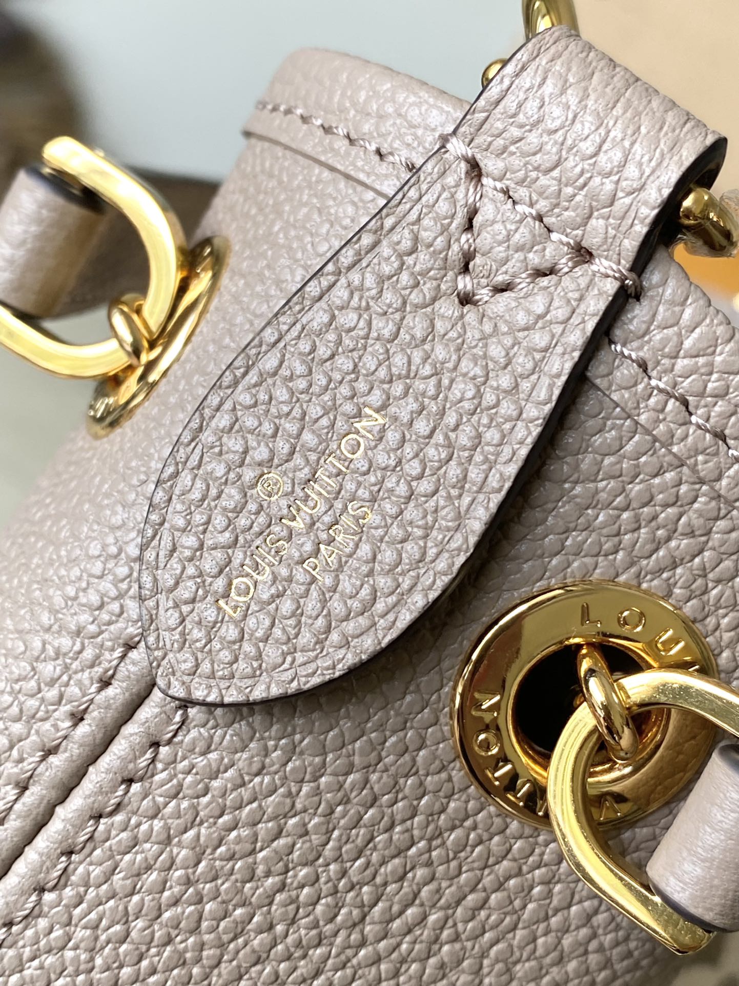 ENSEMBLE 28 EN TOURTERELLE BLANC MONOGRAMME CUIR EMPREINTE QUINCAILLERIE DORÉ