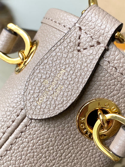ENSEMBLE 28 EN TOURTERELLE BLANC MONOGRAMME CUIR EMPREINTE QUINCAILLERIE DORÉ