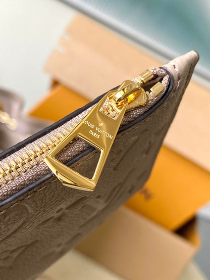 ENSEMBLE 28 EN TOURTERELLE BLANC MONOGRAMME CUIR EMPREINTE QUINCAILLERIE DORÉ