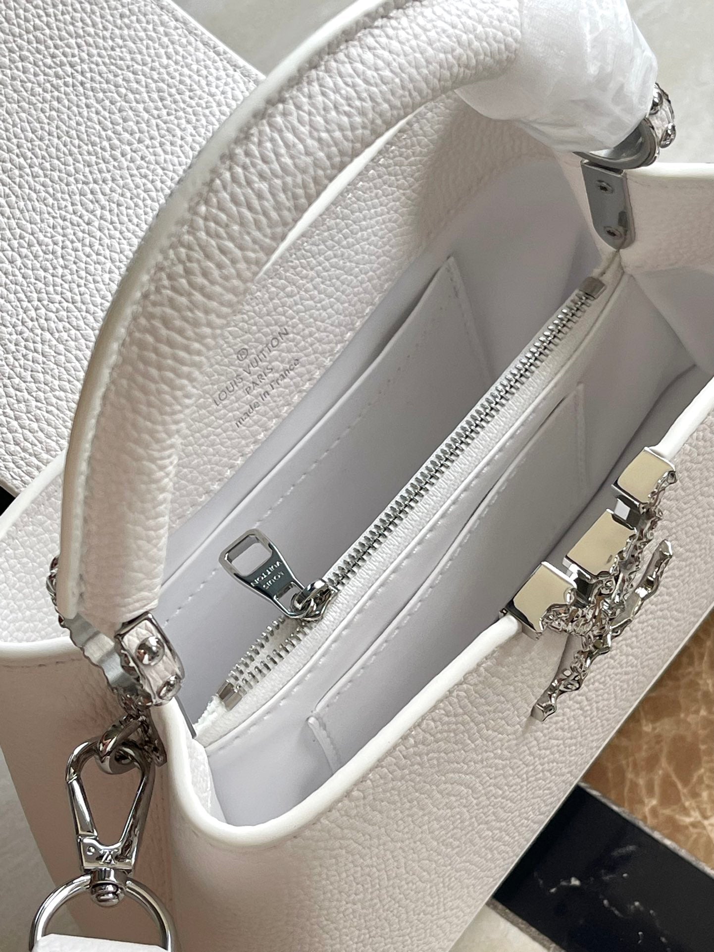 CAPUCINES EAST-WEST MINI 22 EN CUIR DE VEAU BLANC, ACIER ARGENTÉ