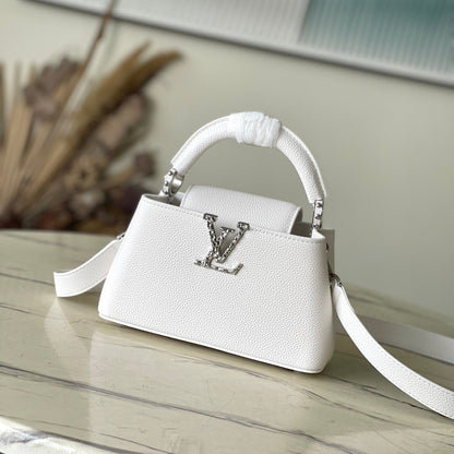 CAPUCINES EAST-WEST MINI 22 EN CUIR DE VEAU BLANC, ACIER ARGENTÉ