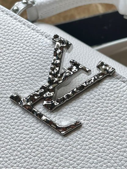 CAPUCINES EAST-WEST MINI 22 EN CUIR DE VEAU BLANC, ACIER ARGENTÉ