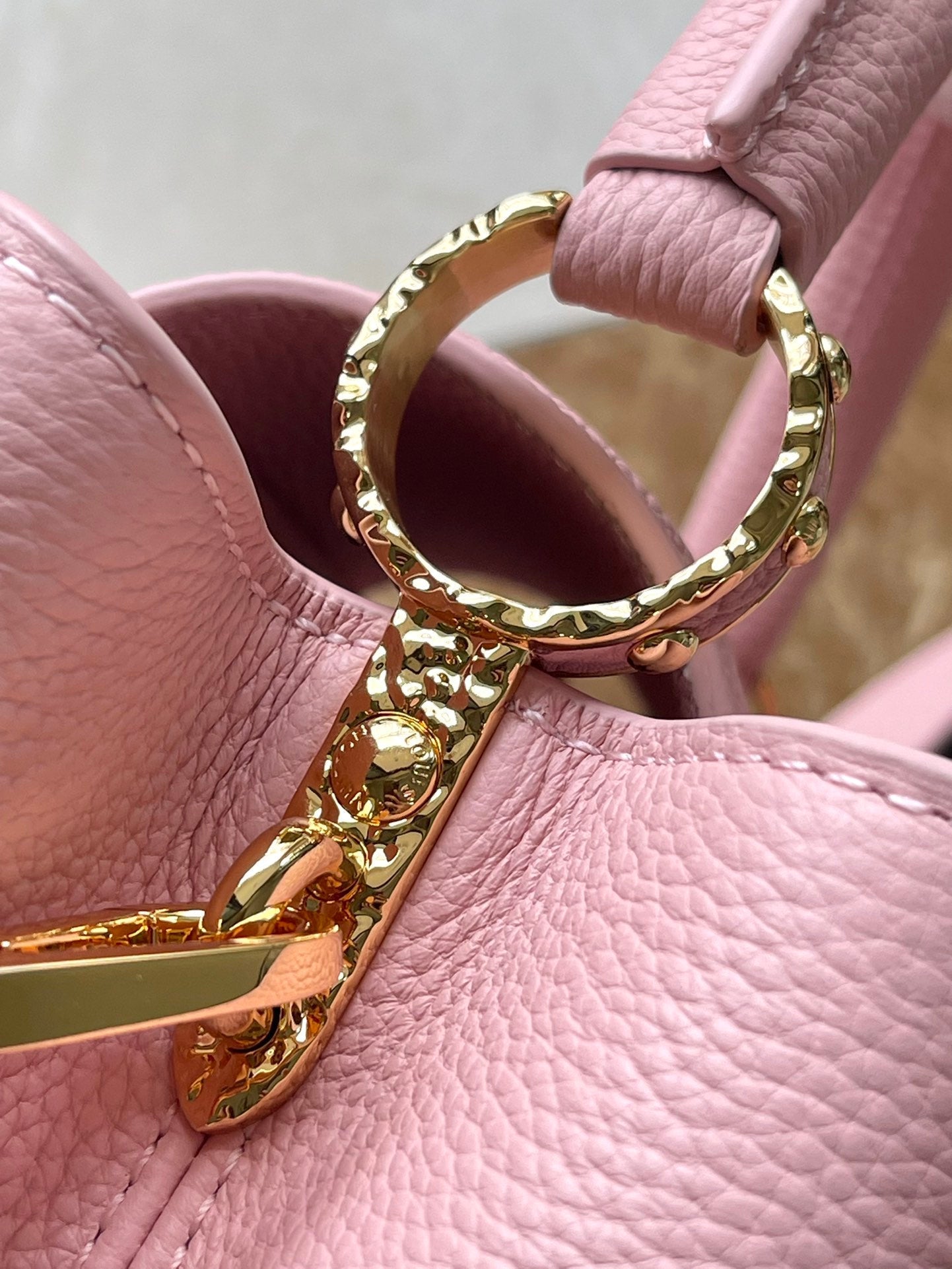 CAPUCINES EAST-WEST 33 EN CUIR DE VEAU ROSE BLUSH, ACIER DORÉ
