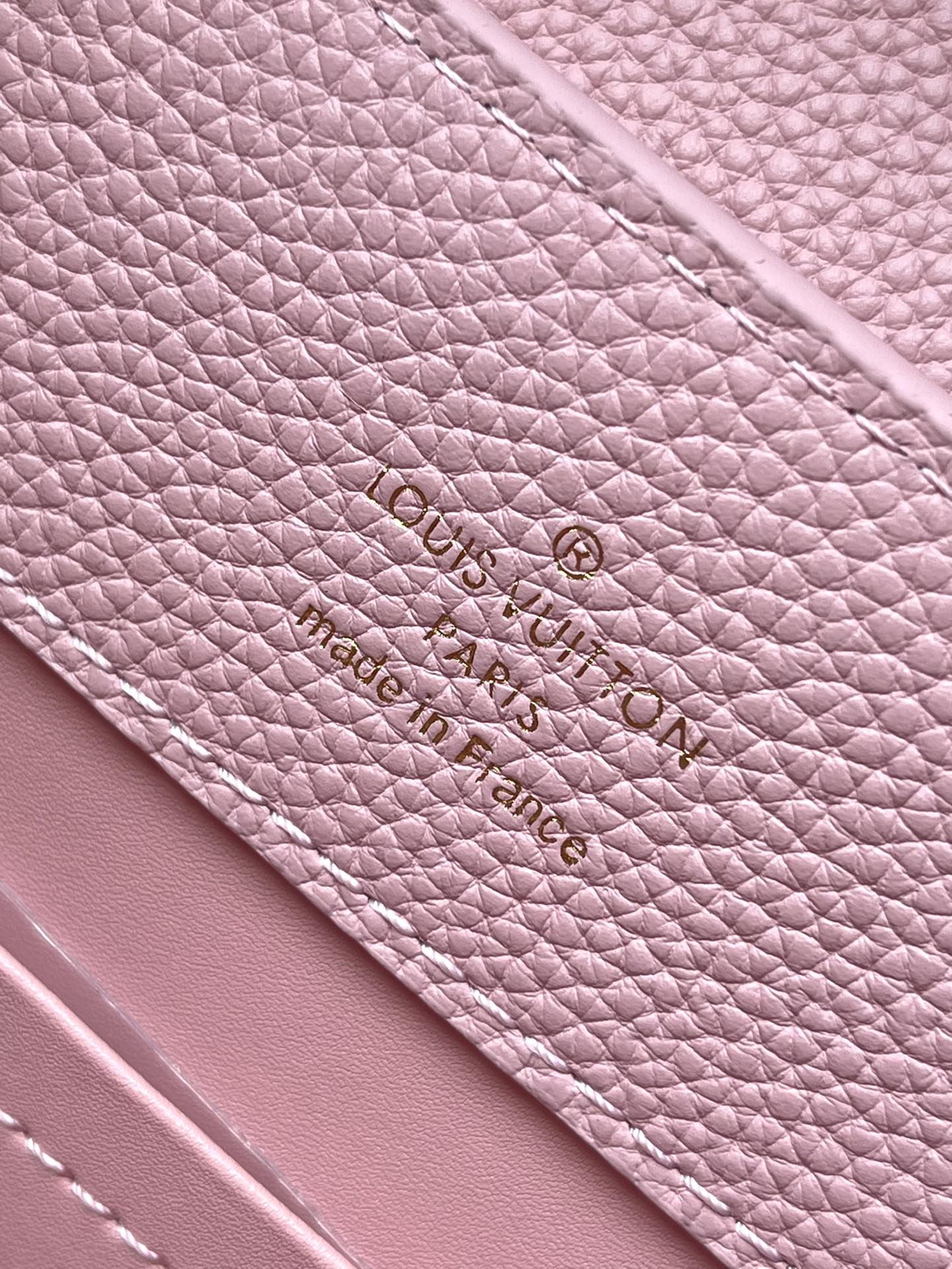 CAPUCINES EAST-WEST 33 EN CUIR DE VEAU ROSE BLUSH, ACIER DORÉ