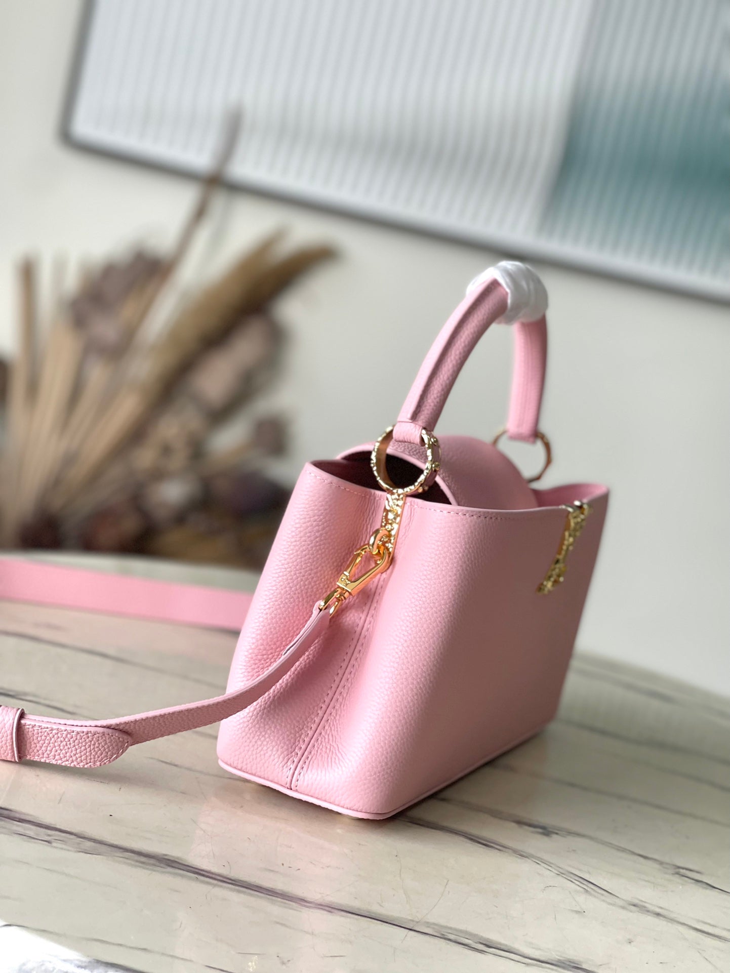 CAPUCINES EAST-WEST 33 EN CUIR DE VEAU ROSE BLUSH, ACIER DORÉ