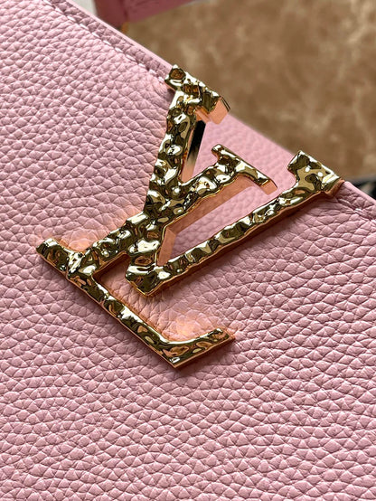 CAPUCINES EAST-WEST 33 EN CUIR DE VEAU ROSE BLUSH, ACIER DORÉ