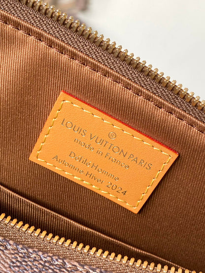 POCHETTE ACCESSOIRE XL 28 EN TOILE POUDRE MONOGRAMME MARRON