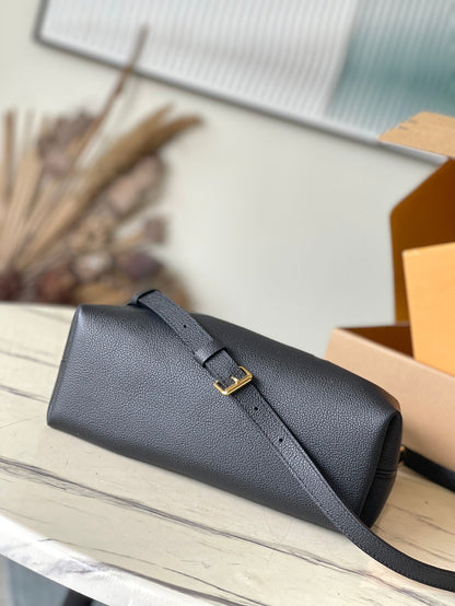 LOT 28 EN CUIR NOIR MONOGRAMME EMPREINTE QUINCAILLERIE DORÉ