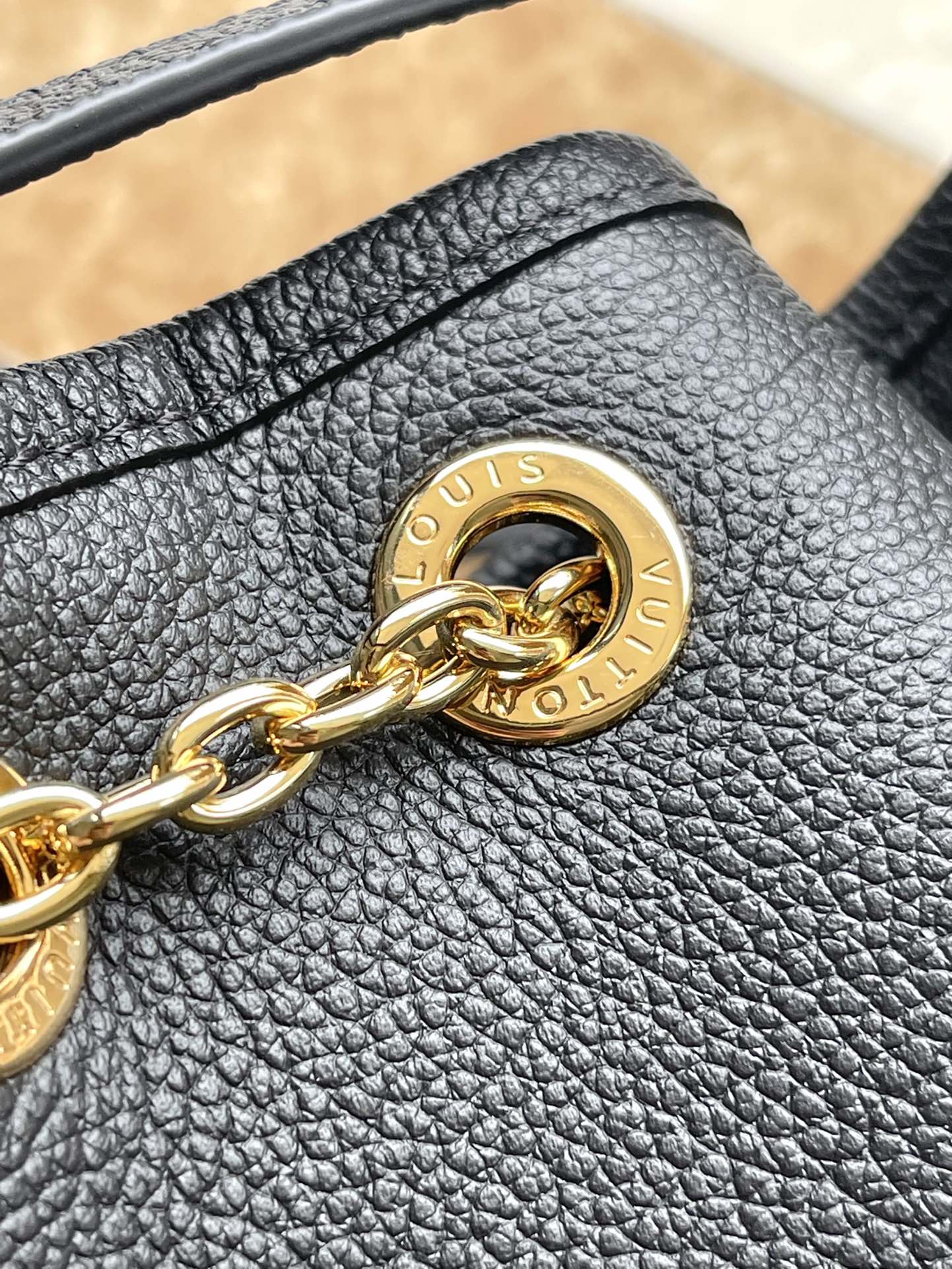 LOT 28 EN CUIR NOIR MONOGRAMME EMPREINTE QUINCAILLERIE DORÉ