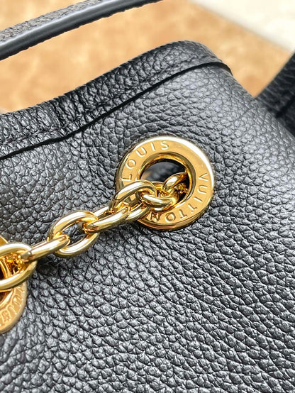 LOT 28 EN CUIR NOIR MONOGRAMME EMPREINTE QUINCAILLERIE DORÉ