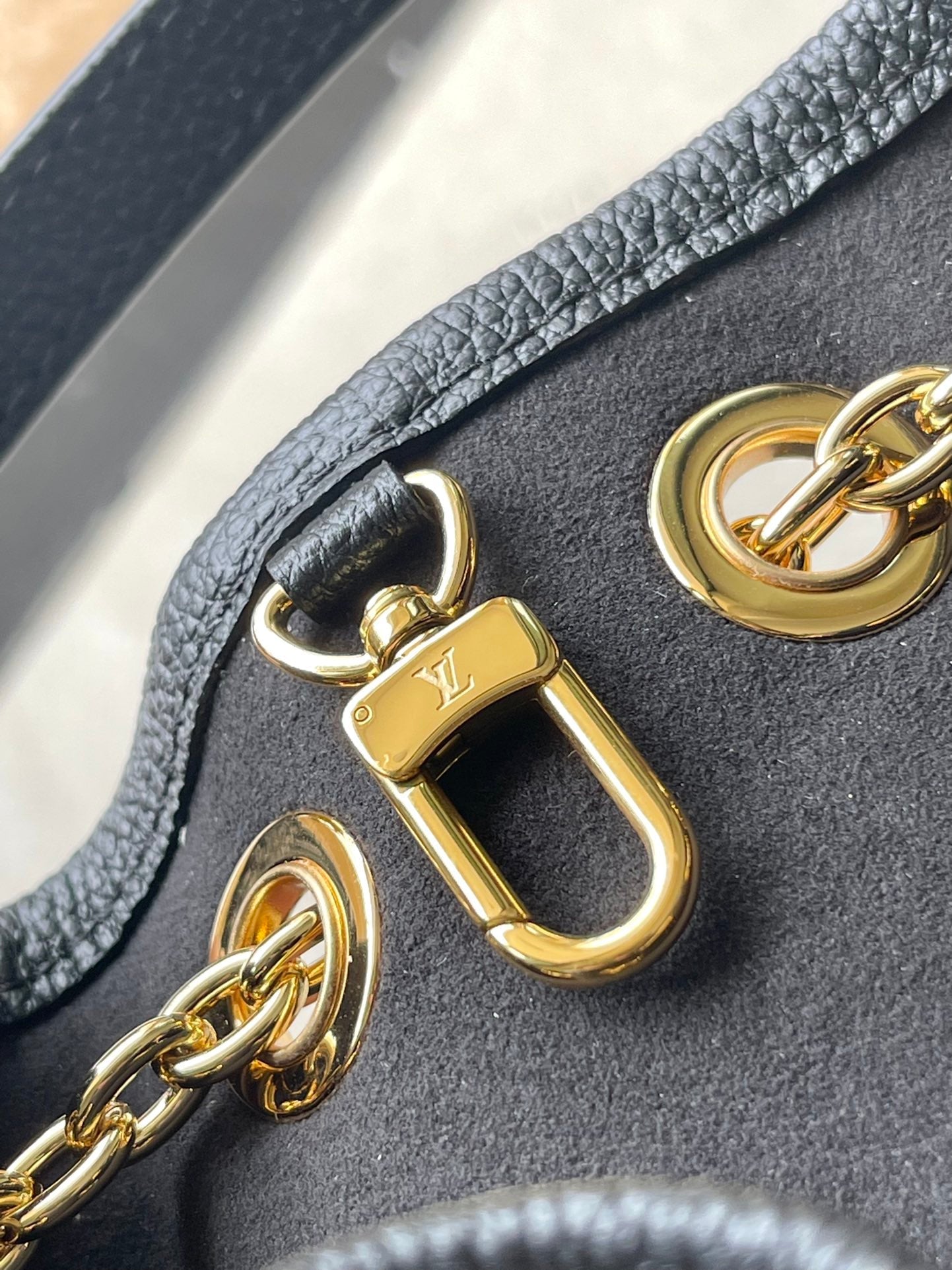 LOT 28 EN CUIR NOIR MONOGRAMME EMPREINTE QUINCAILLERIE DORÉ