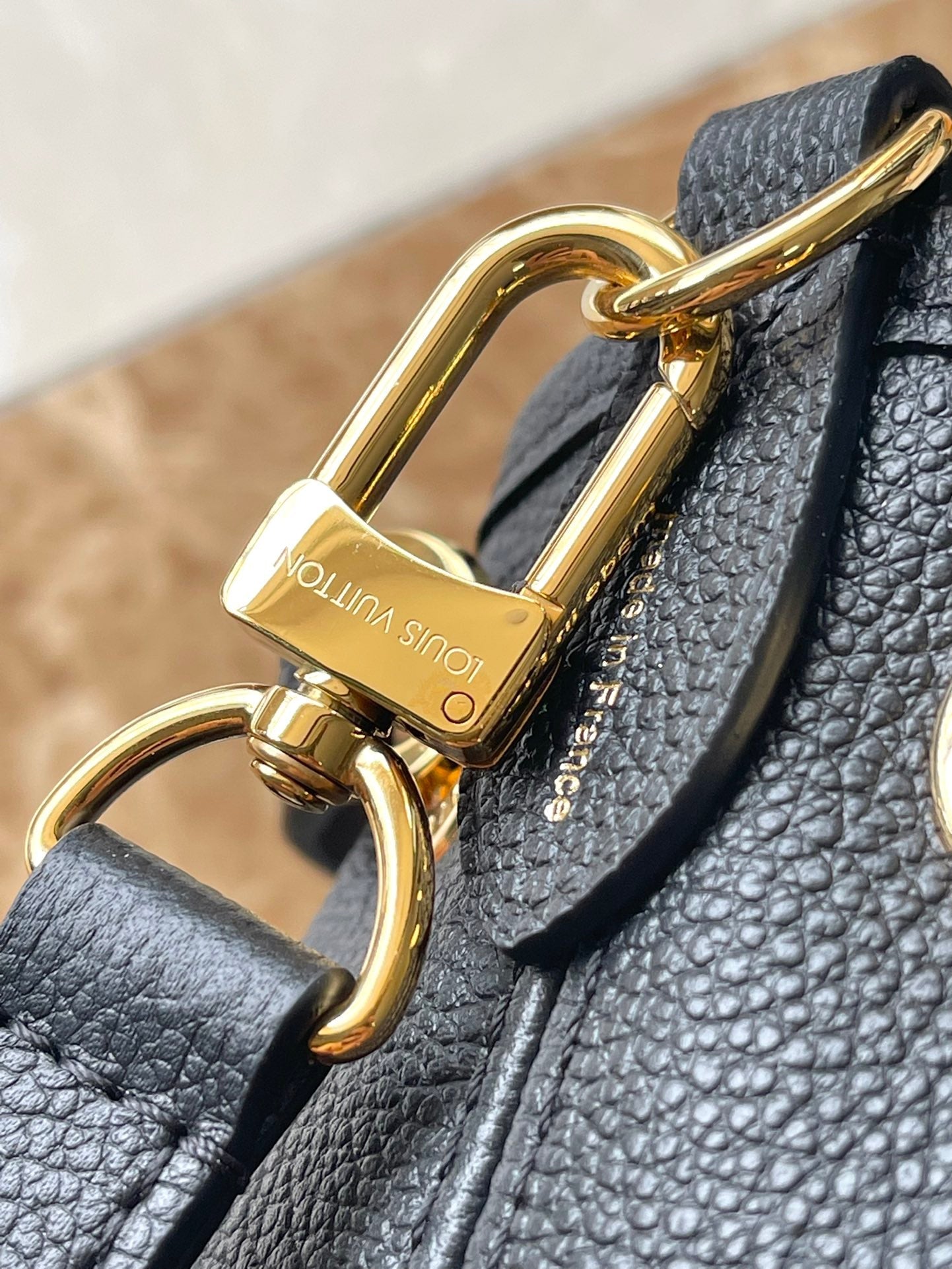 LOT 28 EN CUIR NOIR MONOGRAMME EMPREINTE QUINCAILLERIE DORÉ