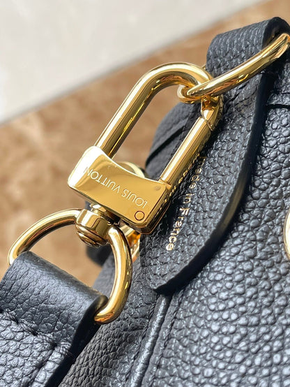 LOT 28 EN CUIR NOIR MONOGRAMME EMPREINTE QUINCAILLERIE DORÉ