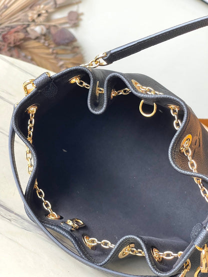 LOT 28 EN CUIR NOIR MONOGRAMME EMPREINTE QUINCAILLERIE DORÉ