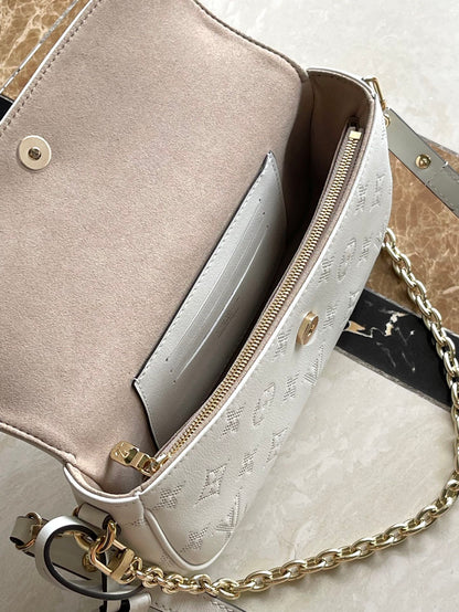 PORTEFEUILLE SUR CHAÎNE IVY 23 EN CUIR DE VEAU PERFORÉ MONOGRAMME BLANC, QUINCAILLERIE DORÉ