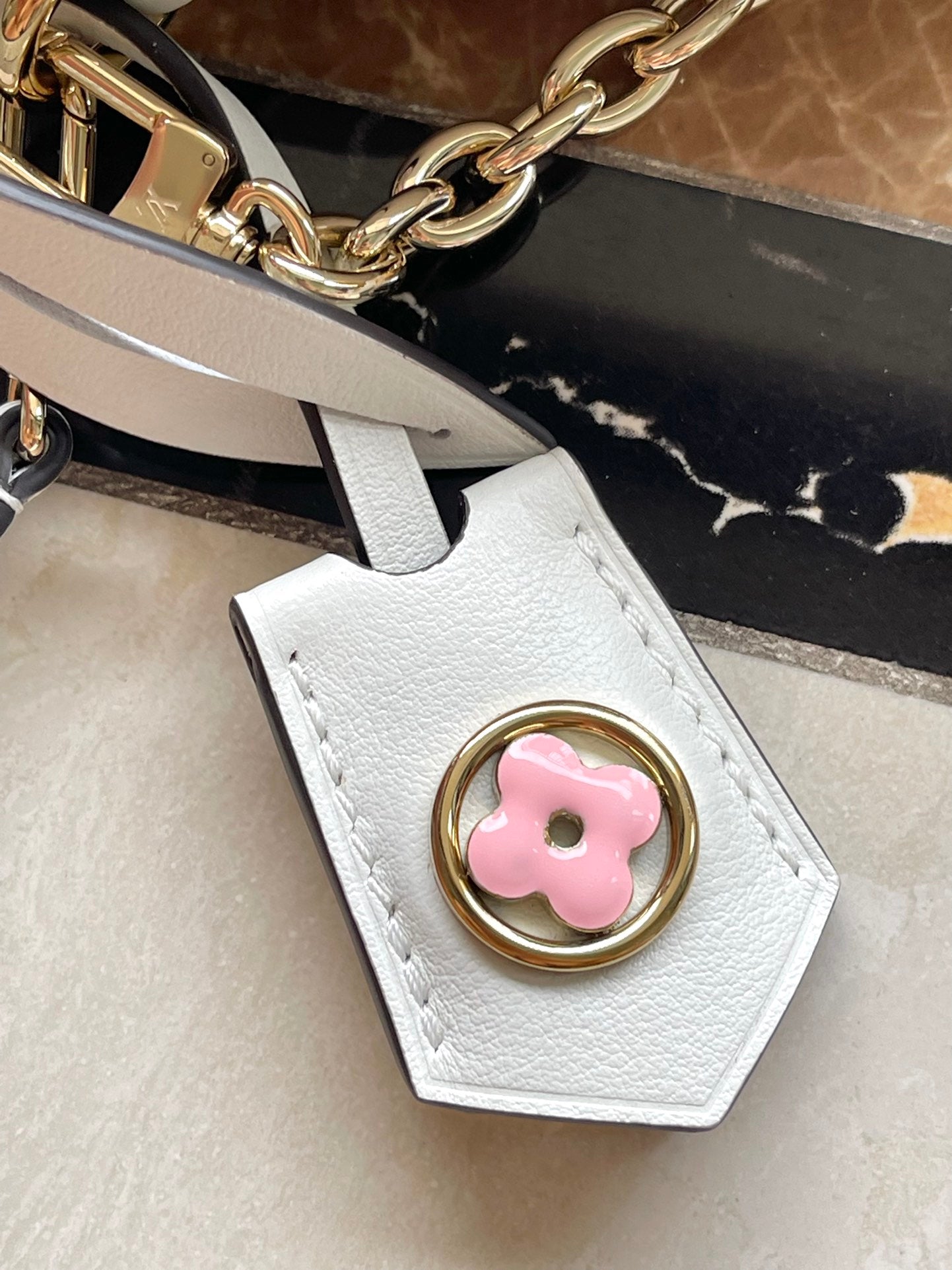 PORTEFEUILLE SUR CHAÎNE IVY 23 EN CUIR DE VEAU PERFORÉ MONOGRAMME BLANC, QUINCAILLERIE DORÉ