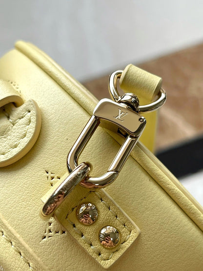 MINI BOÎTE CHAPEAU 13 EN CUIR DE VEAU PERFORÉ MONOGRAMME JAUNE BANANE