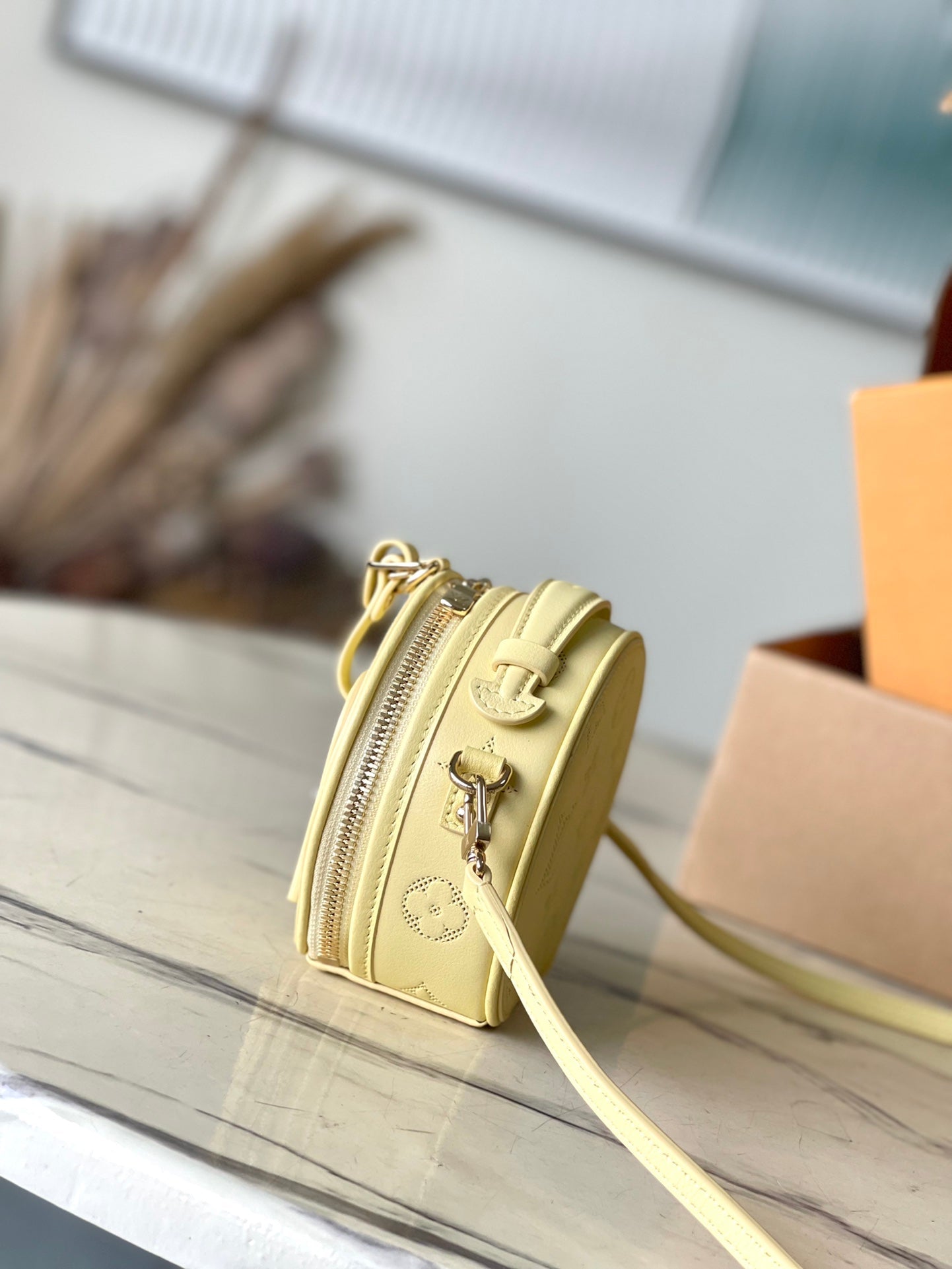 MINI BOÎTE CHAPEAU 13 EN CUIR DE VEAU PERFORÉ MONOGRAMME JAUNE BANANE