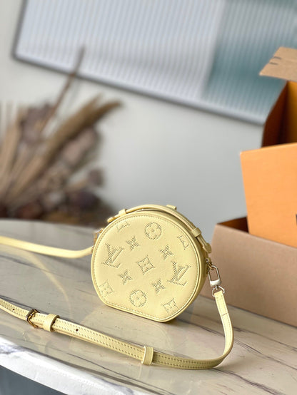 MINI BOÎTE CHAPEAU 13 EN CUIR DE VEAU PERFORÉ MONOGRAMME JAUNE BANANE