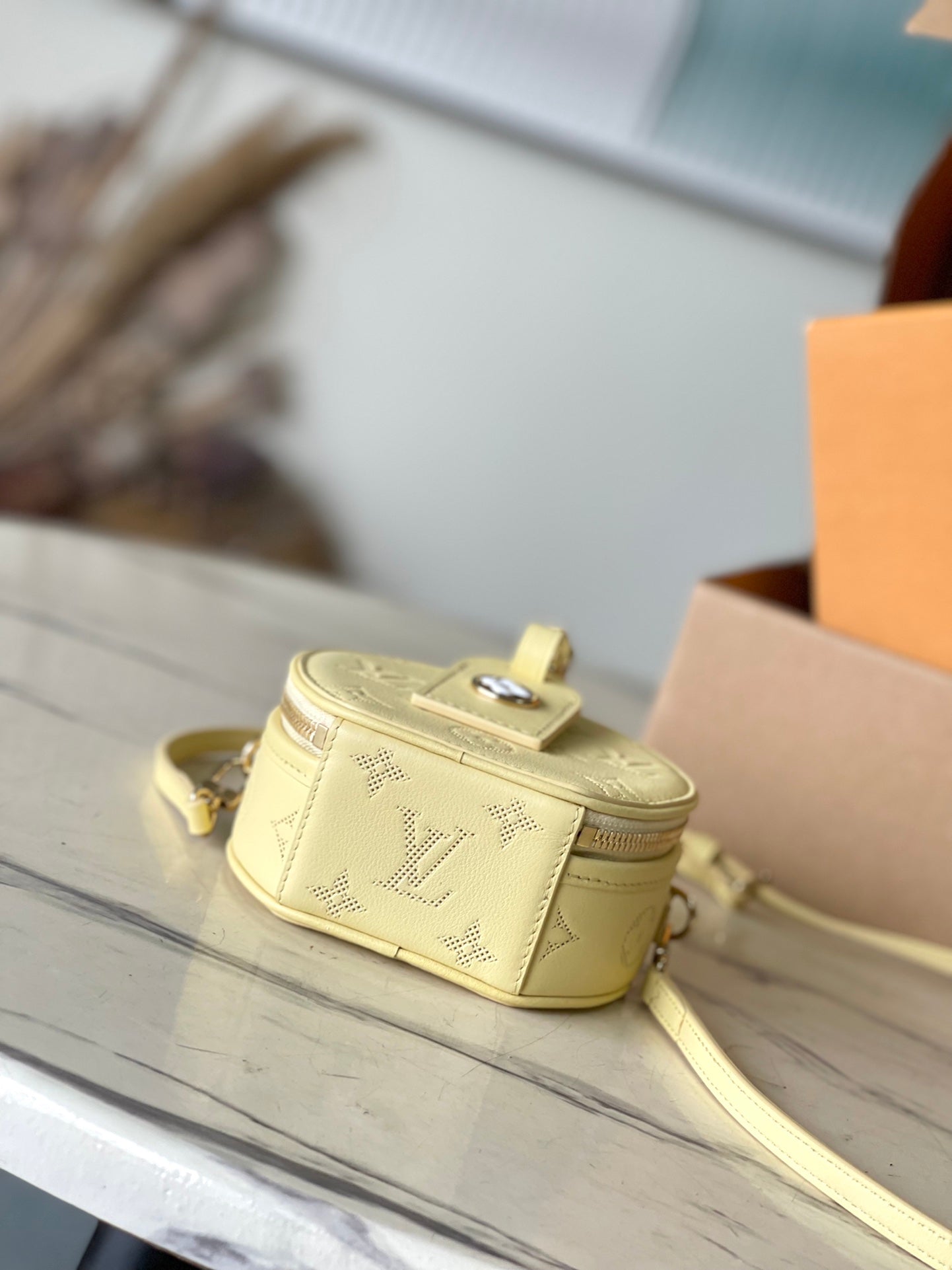 MINI BOÎTE CHAPEAU 13 EN CUIR DE VEAU PERFORÉ MONOGRAMME JAUNE BANANE