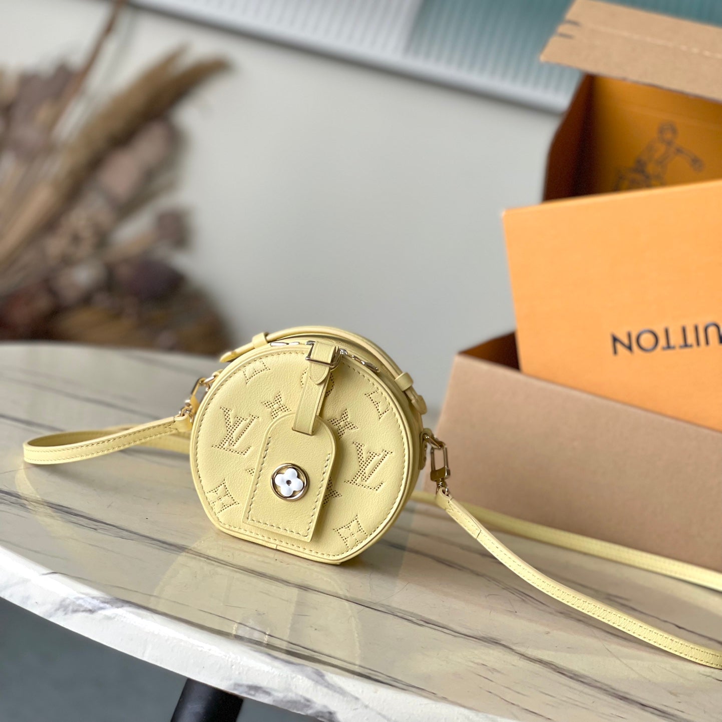 MINI BOÎTE CHAPEAU 13 EN CUIR DE VEAU PERFORÉ MONOGRAMME JAUNE BANANE