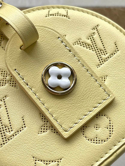 MINI BOÎTE CHAPEAU 13 EN CUIR DE VEAU PERFORÉ MONOGRAMME JAUNE BANANE