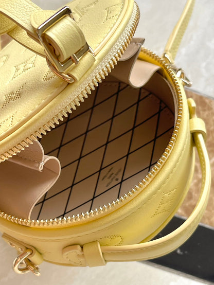 MINI BOÎTE CHAPEAU 13 EN CUIR DE VEAU PERFORÉ MONOGRAMME JAUNE BANANE