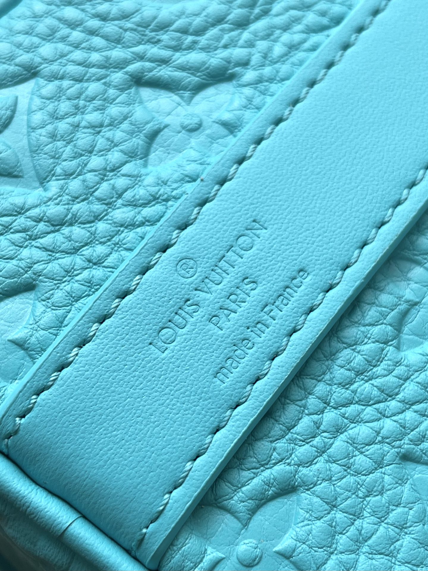 Sac bandoulière Keepall 25 en cuir de veau embossé monogramme bleu turquoise