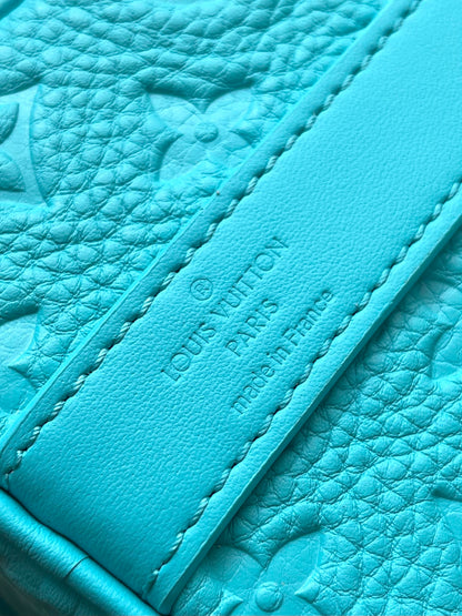 Sac bandoulière Keepall 25 en cuir de veau embossé monogramme bleu turquoise