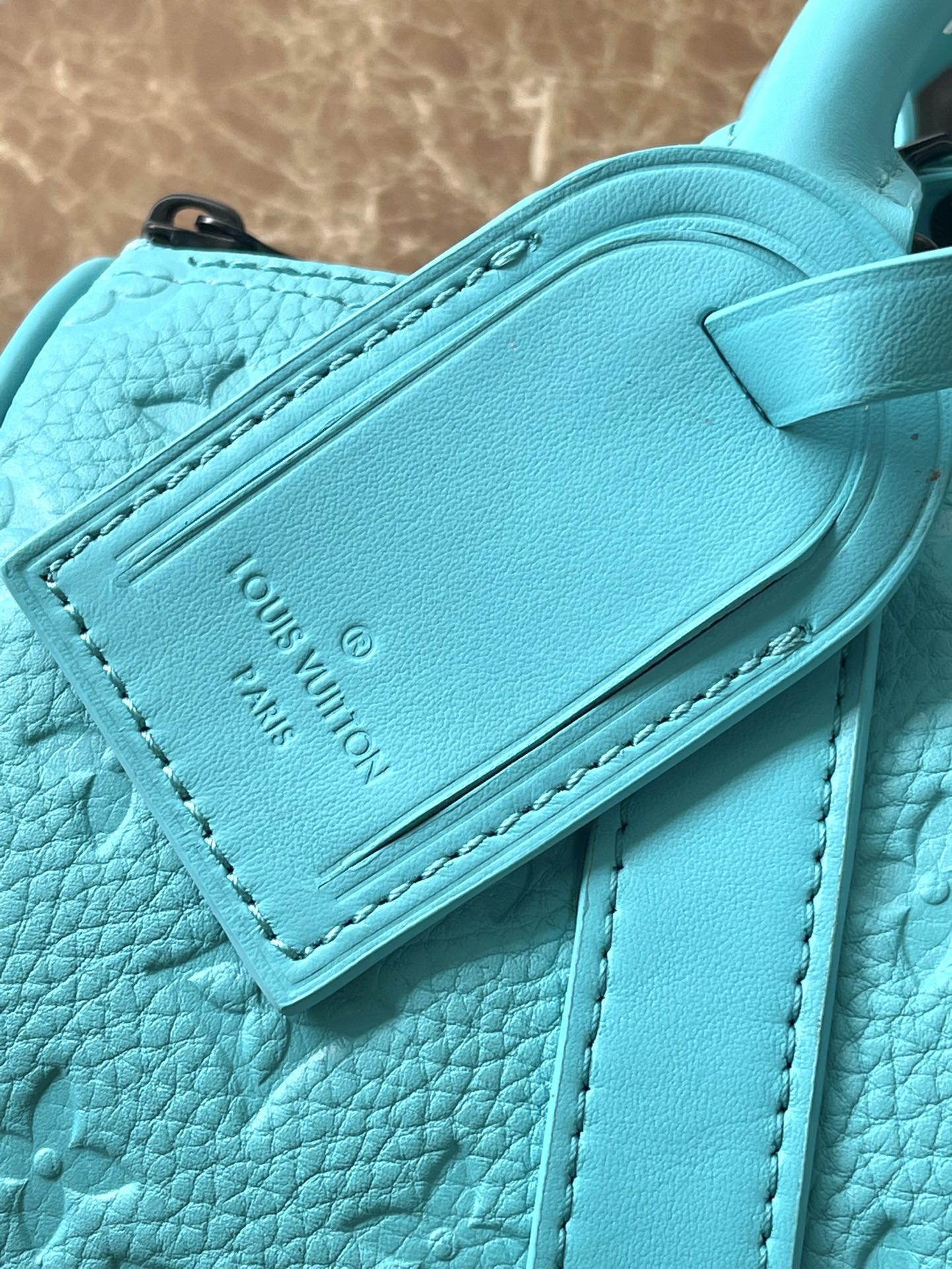 Sac bandoulière Keepall 25 en cuir de veau embossé monogramme bleu turquoise