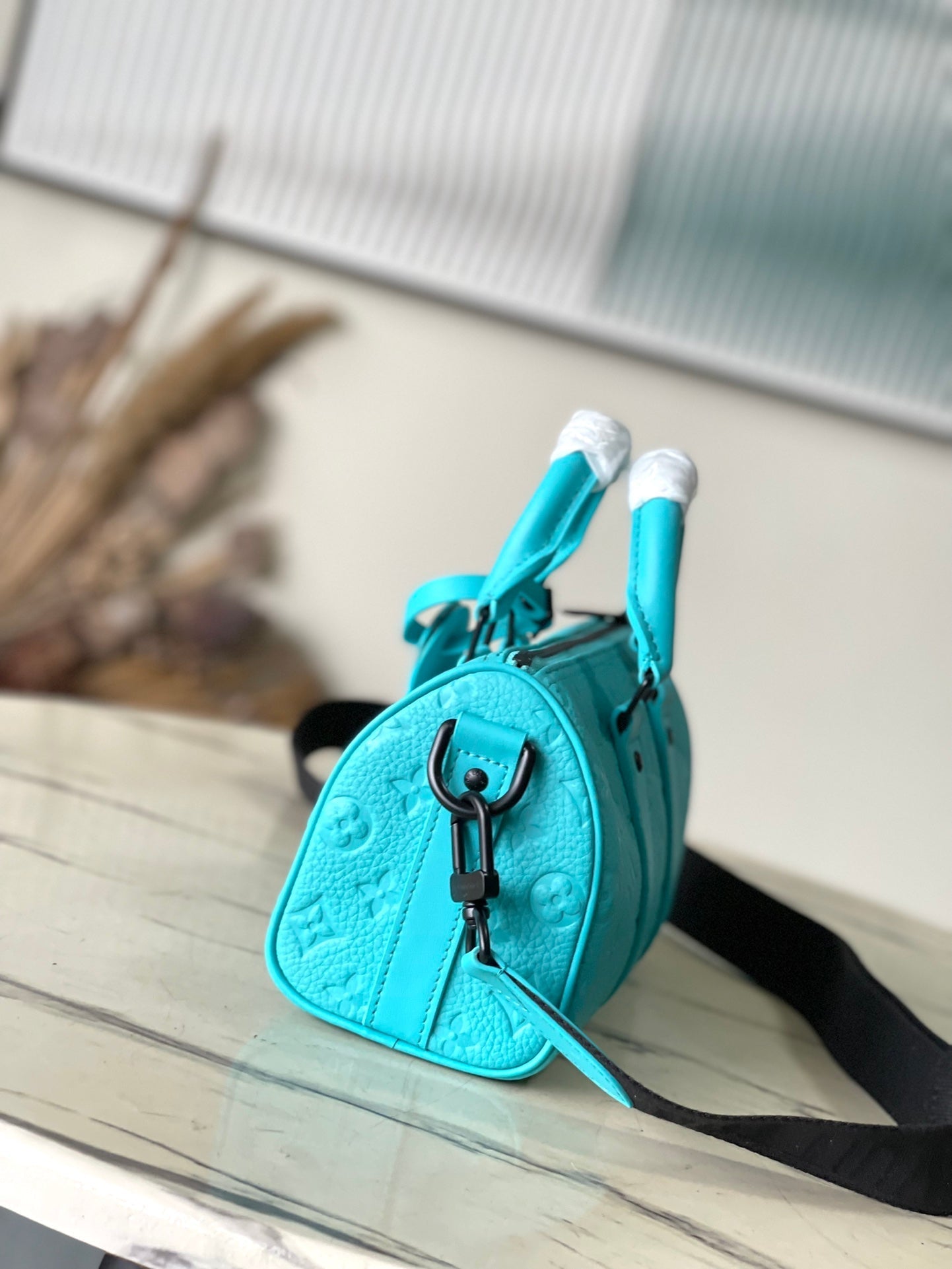 Sac bandoulière Keepall 25 en cuir de veau embossé monogramme bleu turquoise