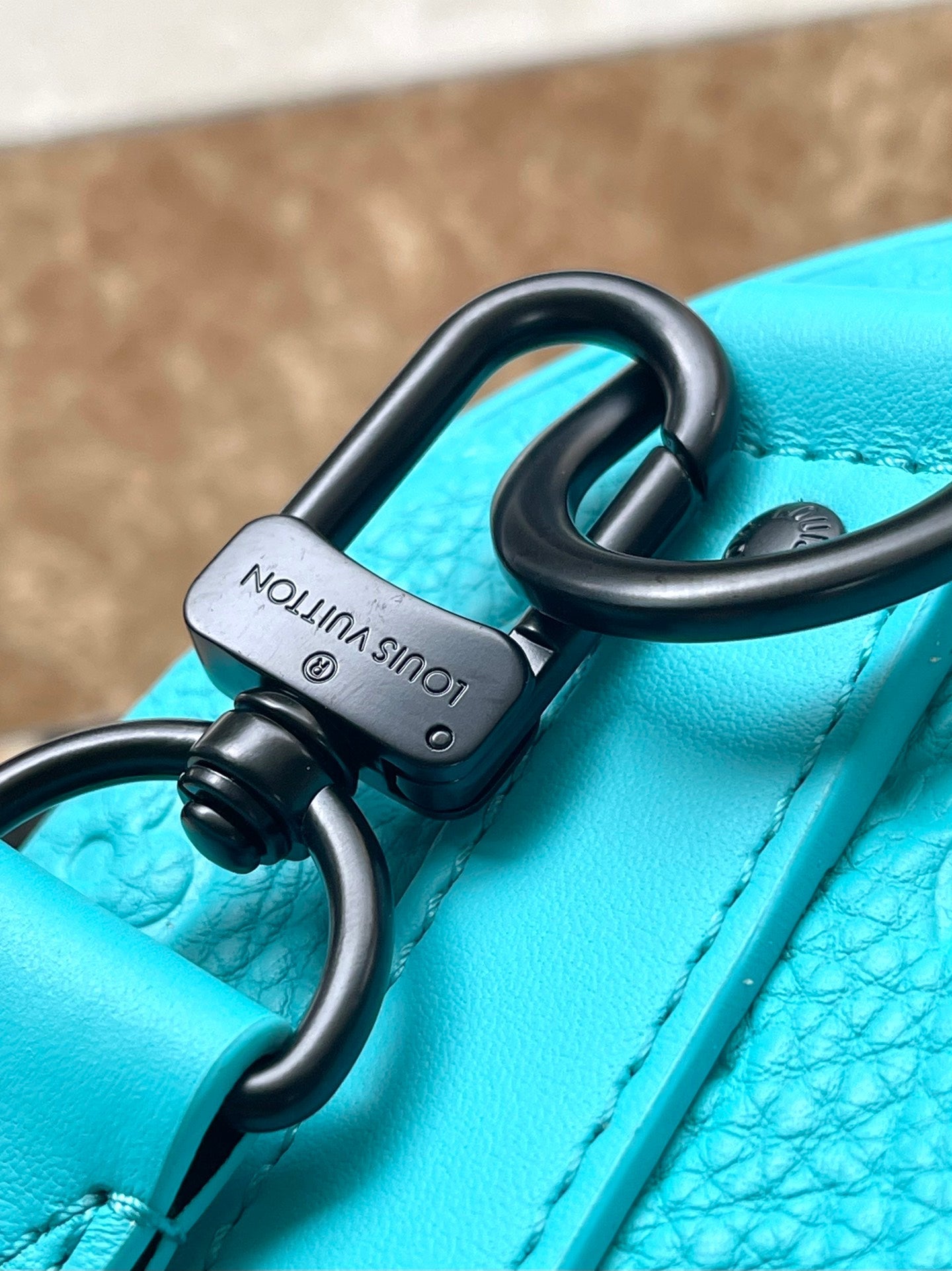 Sac bandoulière Keepall 25 en cuir de veau embossé monogramme bleu turquoise