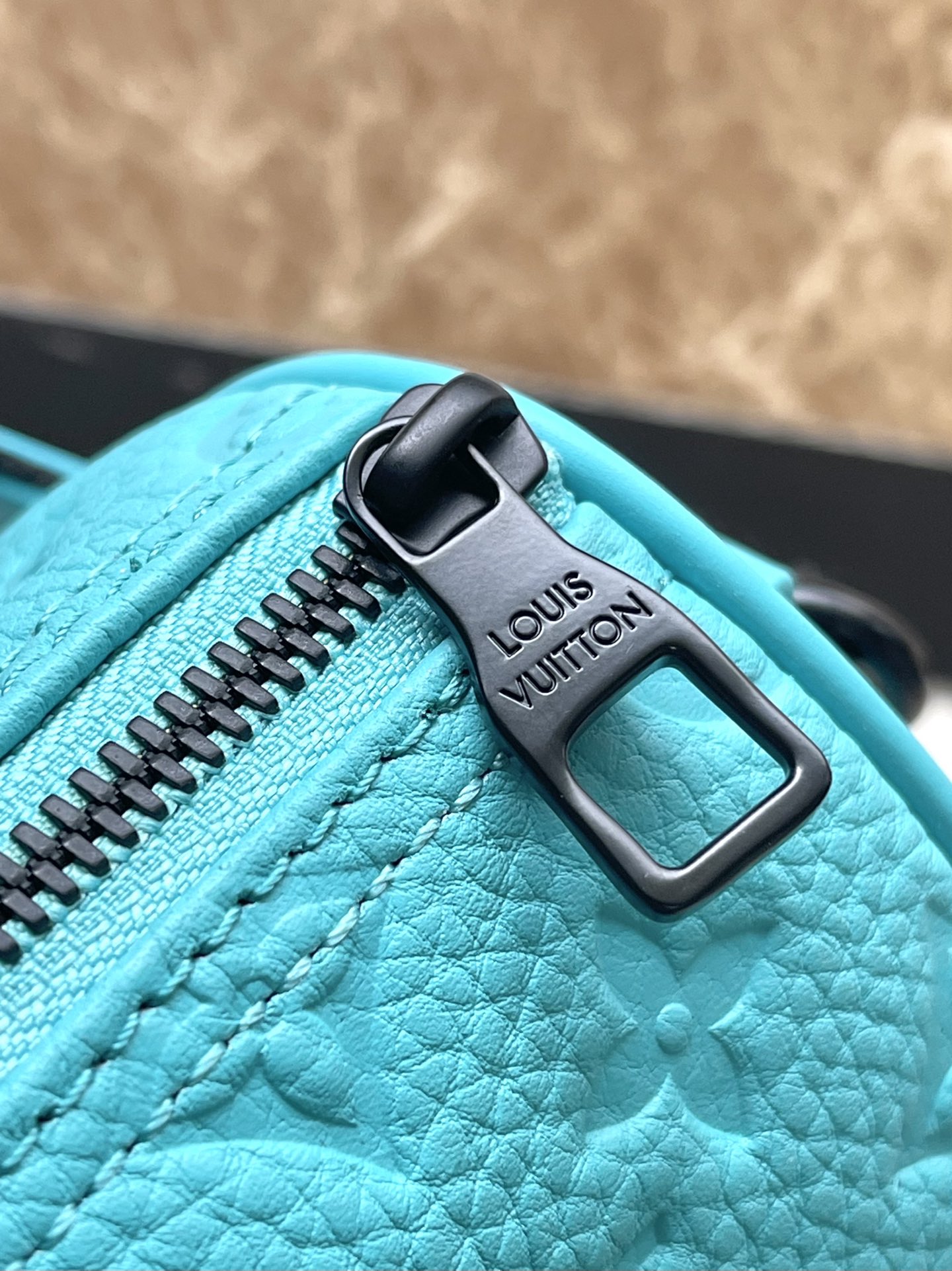 Sac bandoulière Keepall 25 en cuir de veau embossé monogramme bleu turquoise