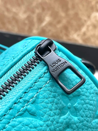 Sac bandoulière Keepall 25 en cuir de veau embossé monogramme bleu turquoise