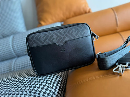 Pochette 22 avec motif FF en tissu texturé gris foncé et garniture en cuir d'agneau noir
