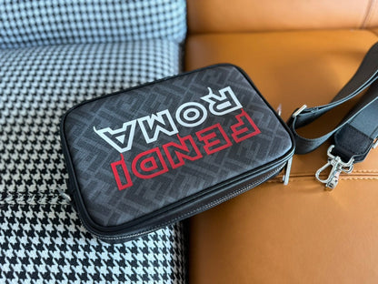Pochette 22 avec motif FF en tissu texturé gris foncé et garniture en cuir d'agneau noir