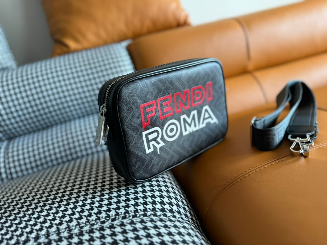 Pochette 22 avec motif FF en tissu texturé gris foncé et garniture en cuir d'agneau noir