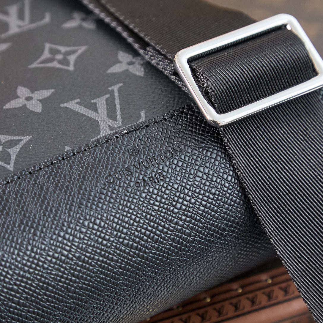 SAC À BANDOULIÈRE DUO 42 EN TOILE MONOGRAMME ÉCLIPSE NOIRE