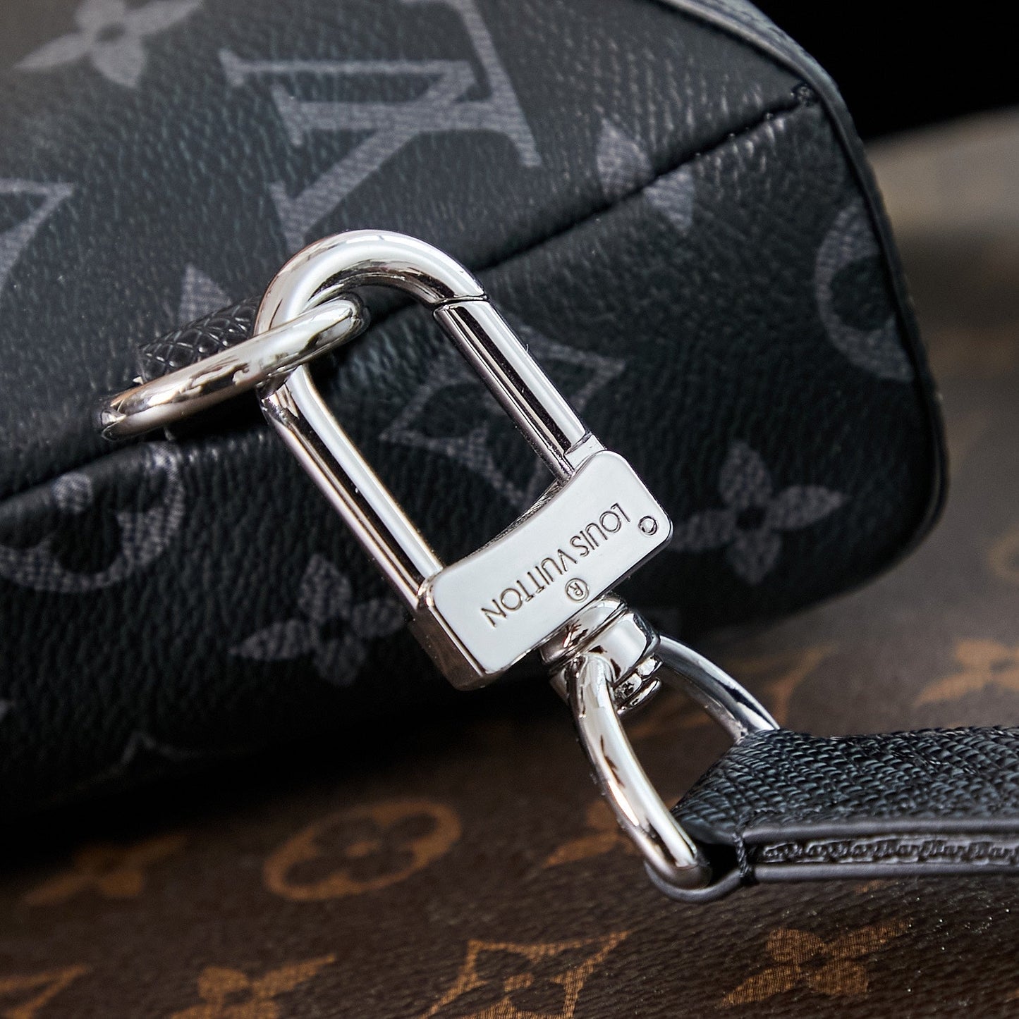 SAC À BANDOULIÈRE DUO 42 EN TOILE MONOGRAMME ÉCLIPSE NOIRE