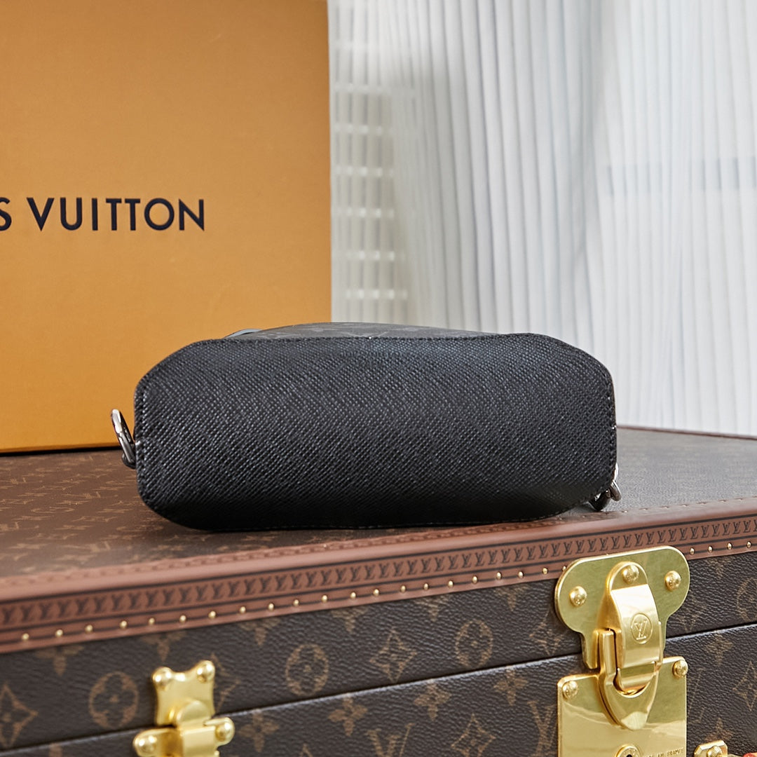 SAC À BANDOULIÈRE DUO 42 EN TOILE MONOGRAMME ÉCLIPSE NOIRE