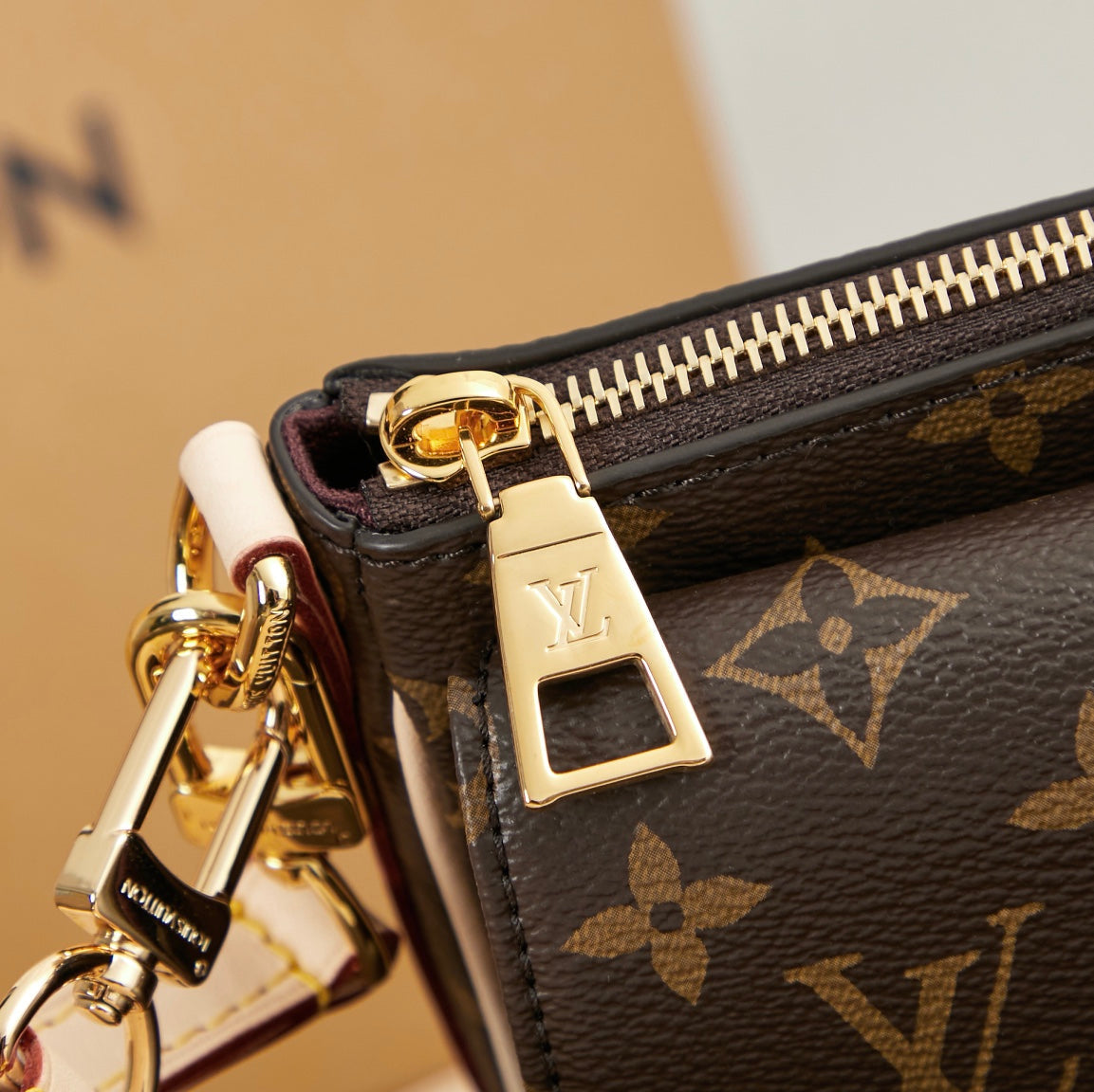 VIVACITÉ 25 EN TOILE MONOGRAMME MARRON QUINCAILLERIE OR