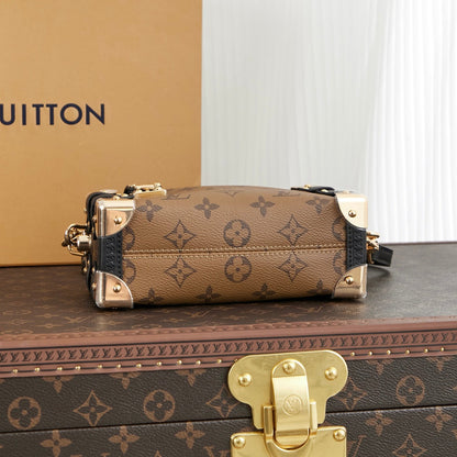 Coffre latéral Mini 18 po, toile inversée avec monogramme marron, quincaillerie dorée