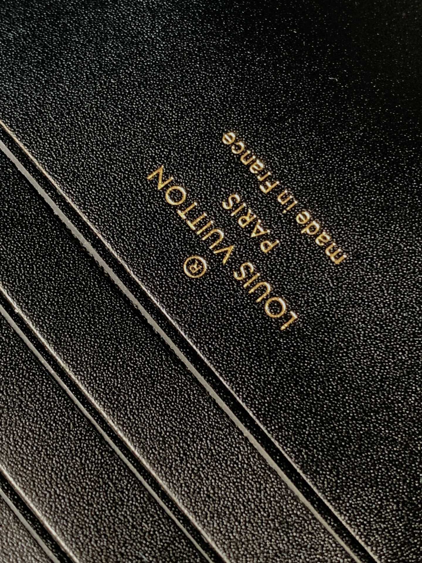 PORTEFEUILLE SUR CHAÎNE CAPUCINES 23 EN CUIR DE VEAU LISSE NOIR, QUINCAILLERIE DORÉE