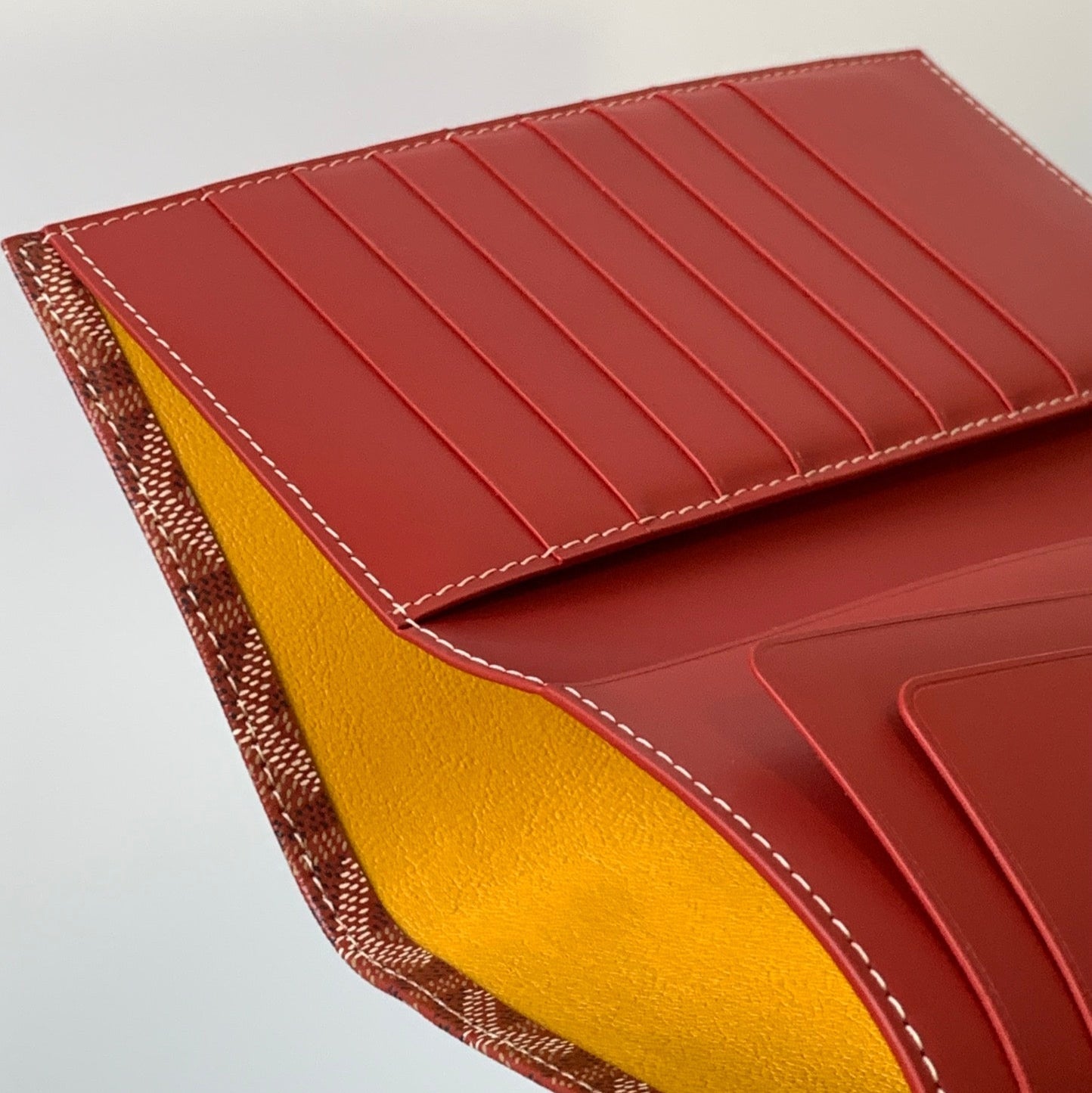 PORTEFEUILLE CHÉQUIER RICHELIEU 19 EN TOILE GOYARDINE ROUGE PERSAN ET CUIR DE VEAU