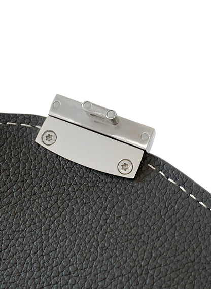 PORTEFEUILLE-POCHETTE CHYPRE 21 EN TOILE GOYARDINE GRISE ET CUIR DE VEAU