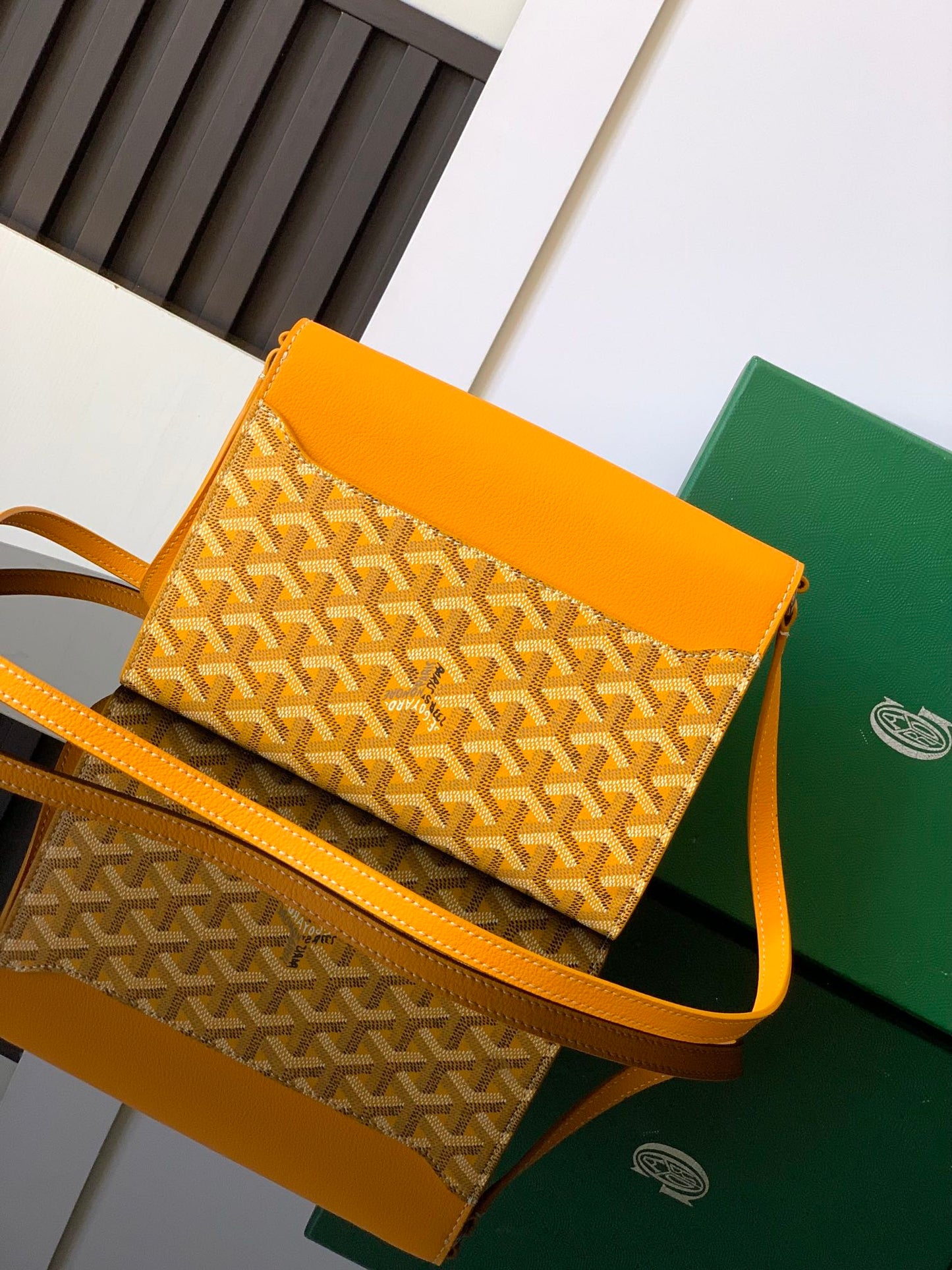 Pochette portefeuille Chypre 21 en toile goyardine jaune et cuir de veau